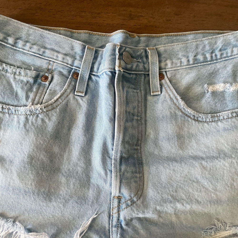LEVIS 501  denim Button fly High rise Distressed jean shorts size 30 - Picture 2 of 8